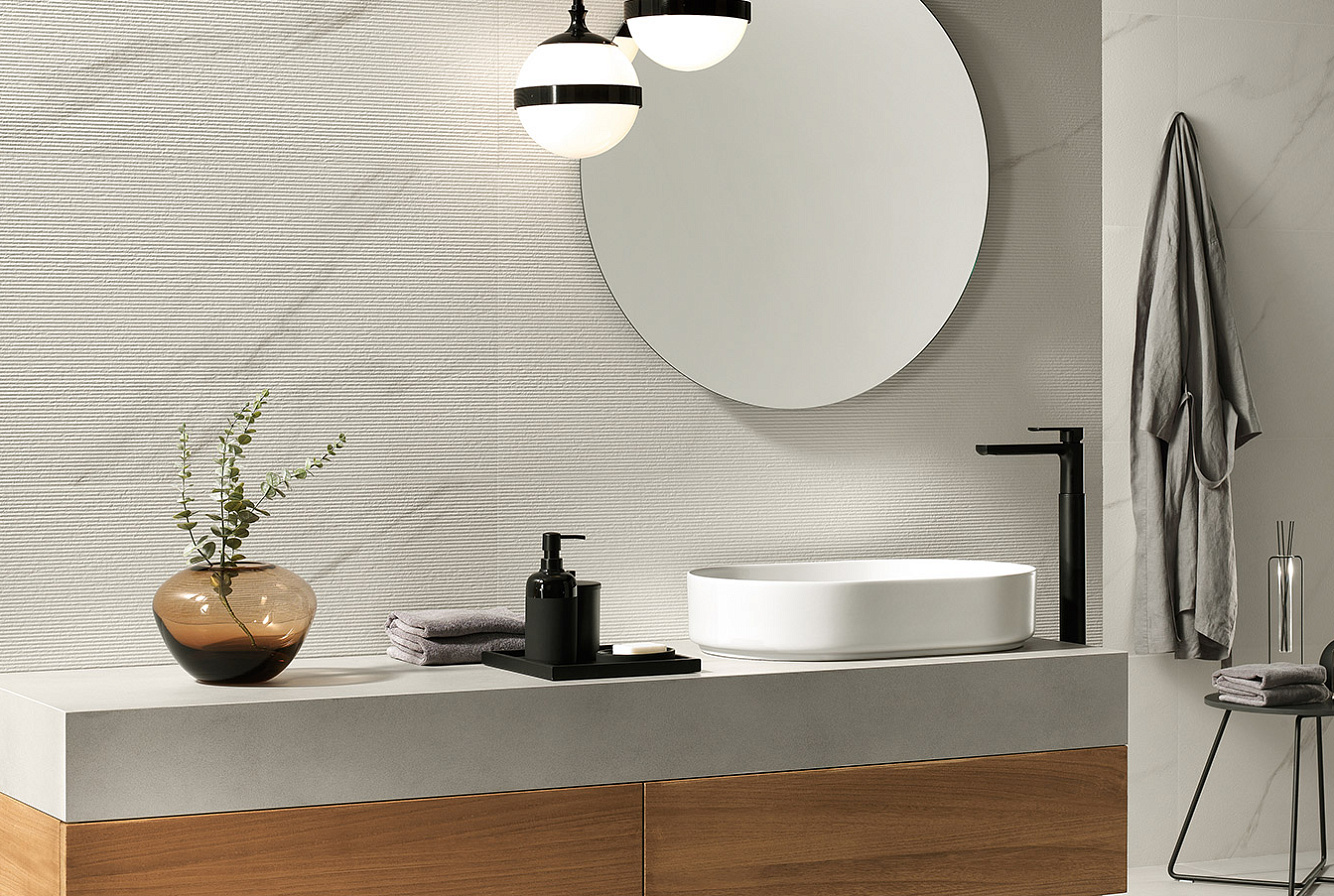 WALL: MARVEL 3D REED CALACATTA MERAVIGLIA, FIELD CALACATTA MERAVIGLIA / FLOOR: BOOST BALANCE PEARL