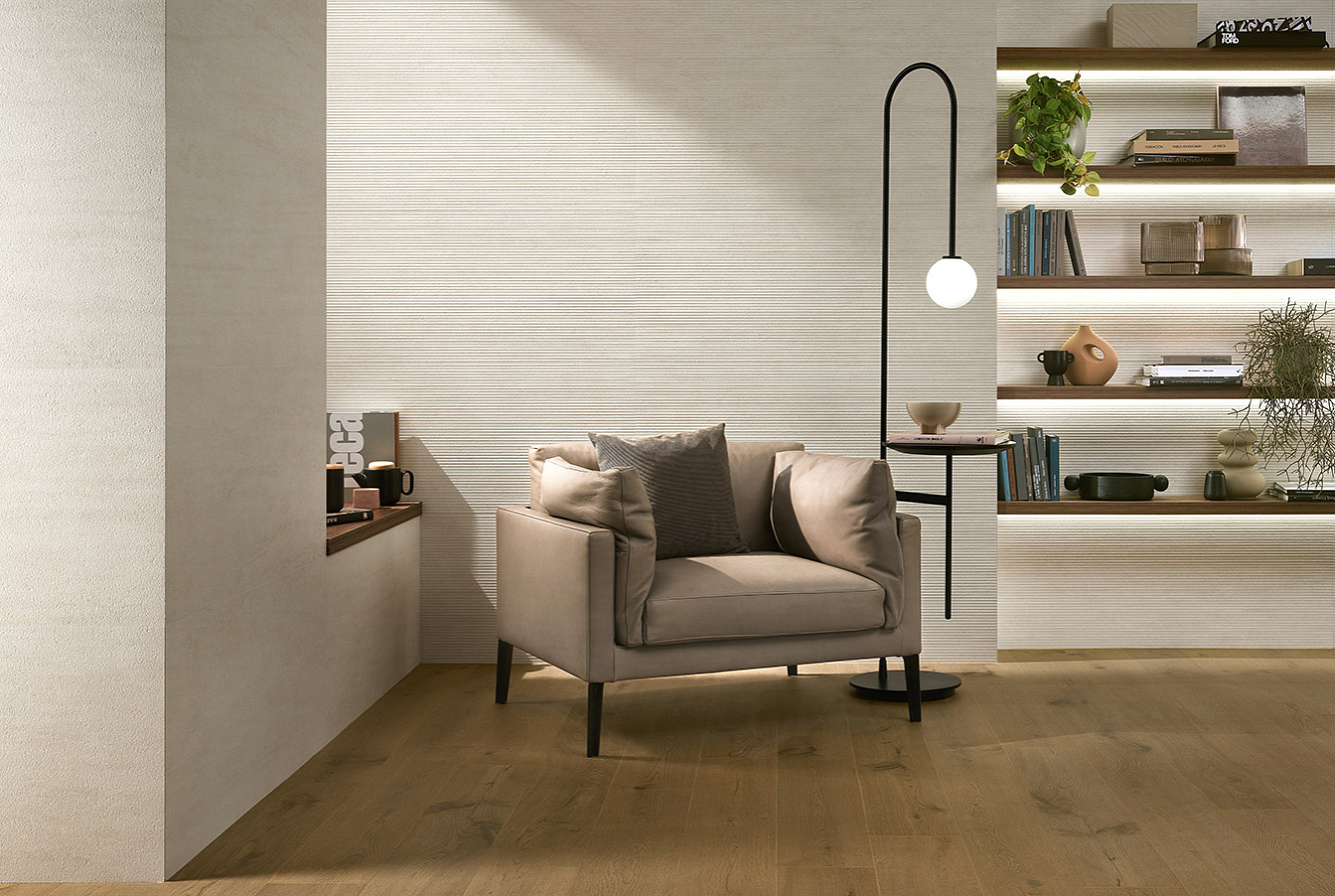 WALL: MARVEL 3D CREASE TRAVERTINE WHITE, MARVEL 3D FIELD TRAVERTINE WHITE / FLOOR: ENTICE BROWNED OAK NATURAL